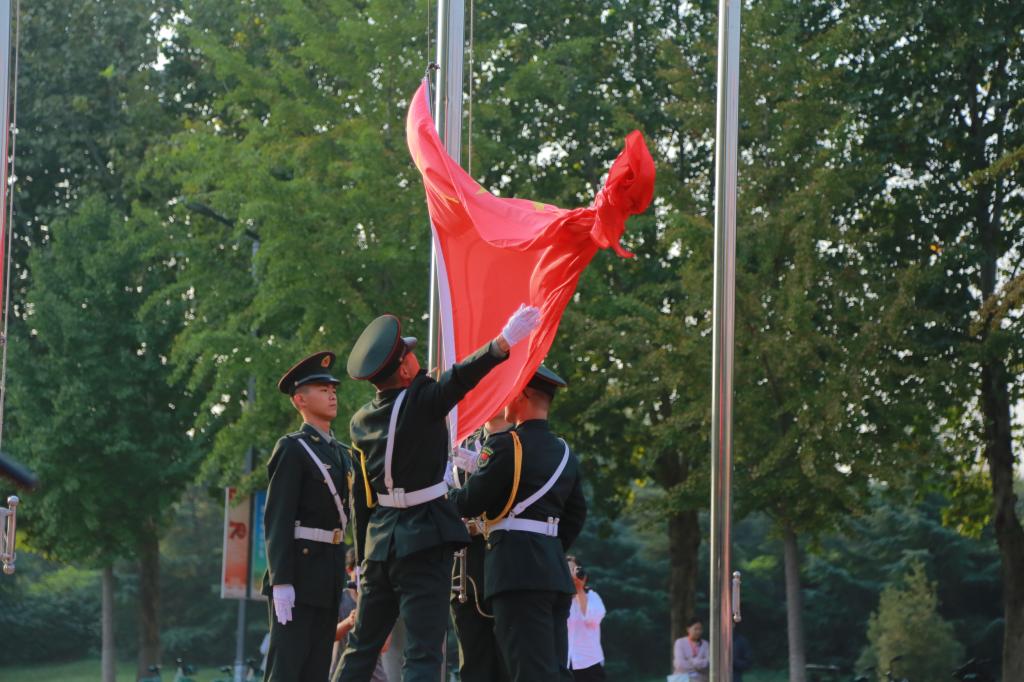 不忘初心牢記使命學校舉辦同升國旗同唱國歌主題活動